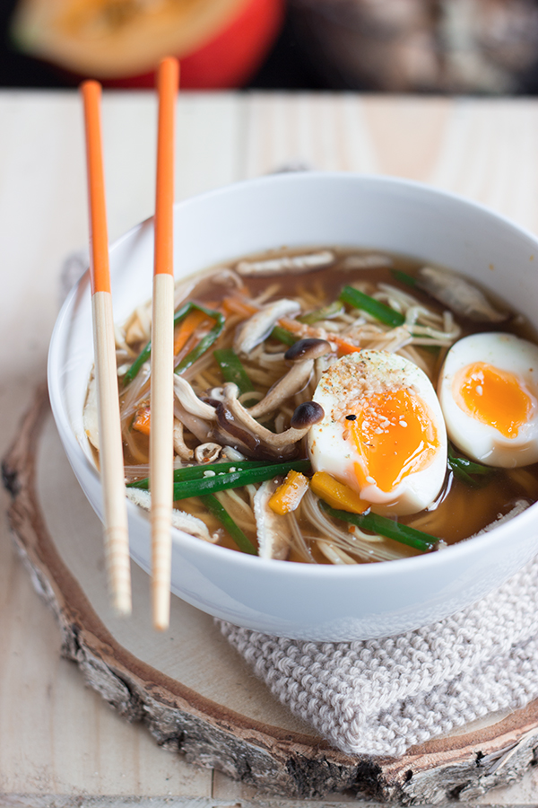 Miso Ramen japonais aux pois mangetouts et aux pousses de…